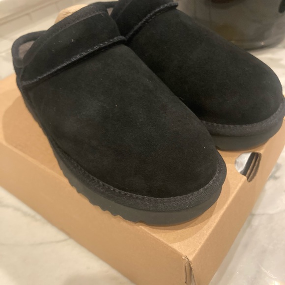 Brand new women black classic UGG slipper size 7 box lid is ripped - Picture 5 of 7